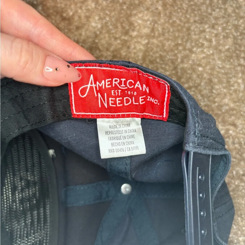 American Needle‎ Navy Cap with Red Label - Picture 3 of 3
